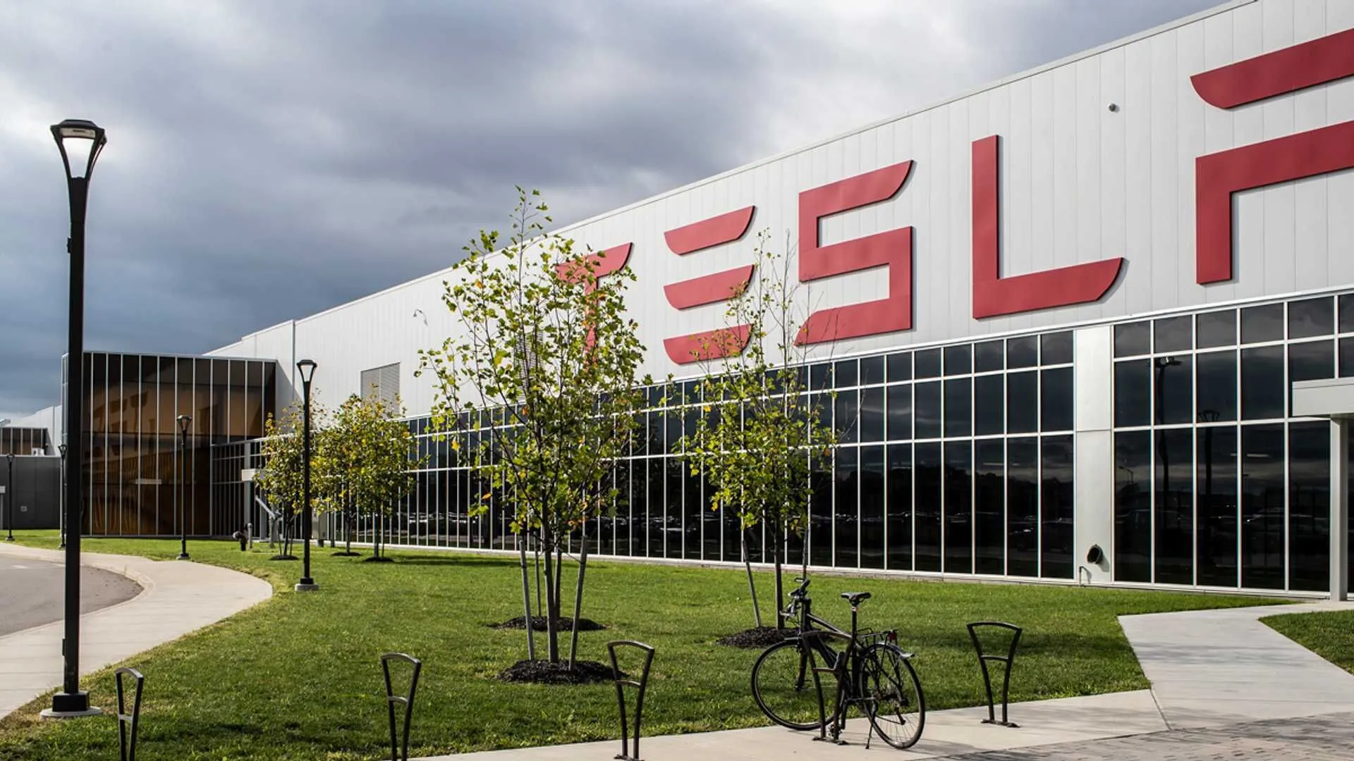 Tesla Yeniden Yapılanma İçin %10 Çalışanını İşten Çıkarıyor