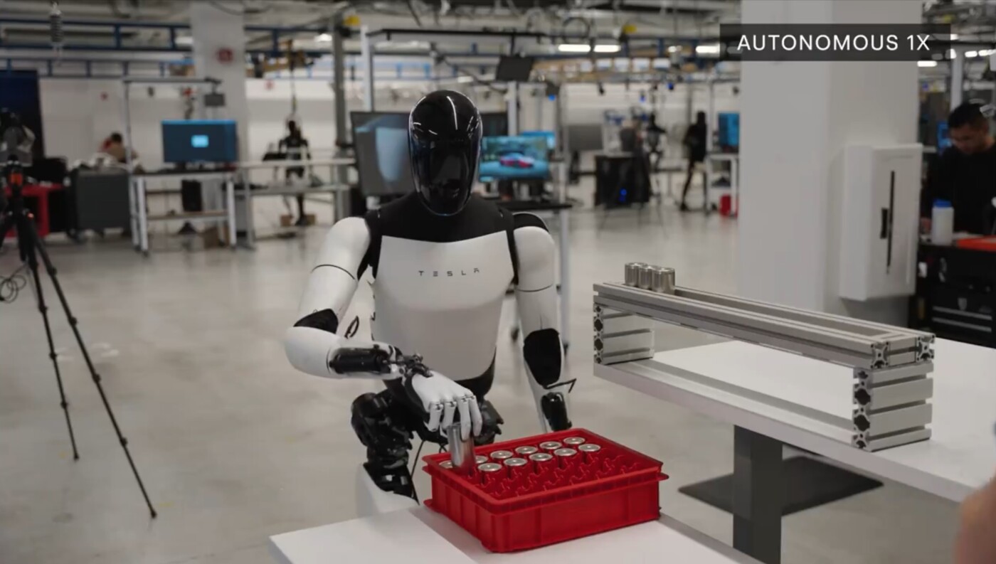 Tesla’nın İnsansı Robotu Optimus Fabrikada Görevde