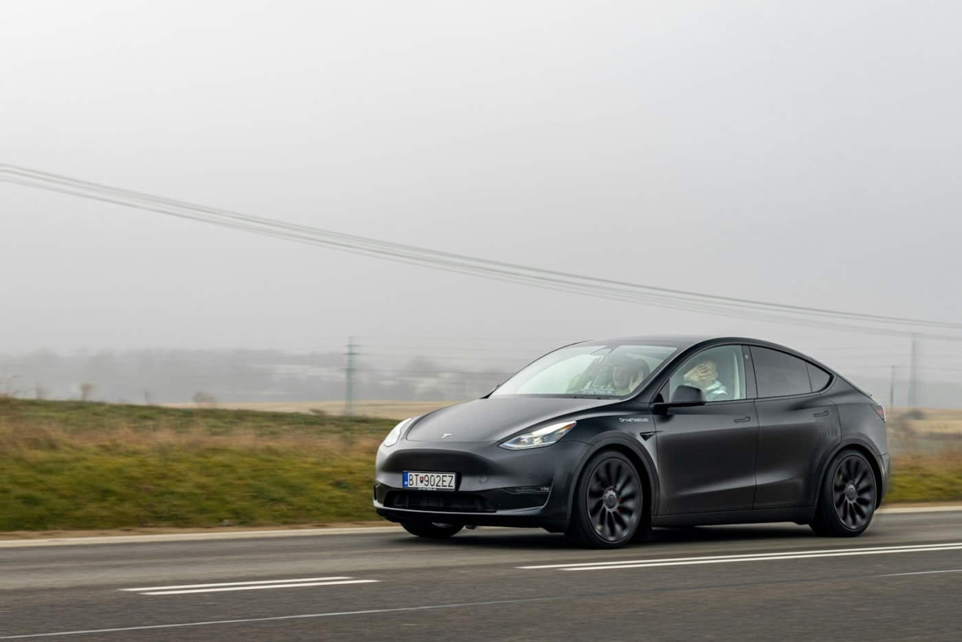 Bataryası Boşalan Tesla Model Y’de Mahsur Kalan Bebek Kurtarıldı