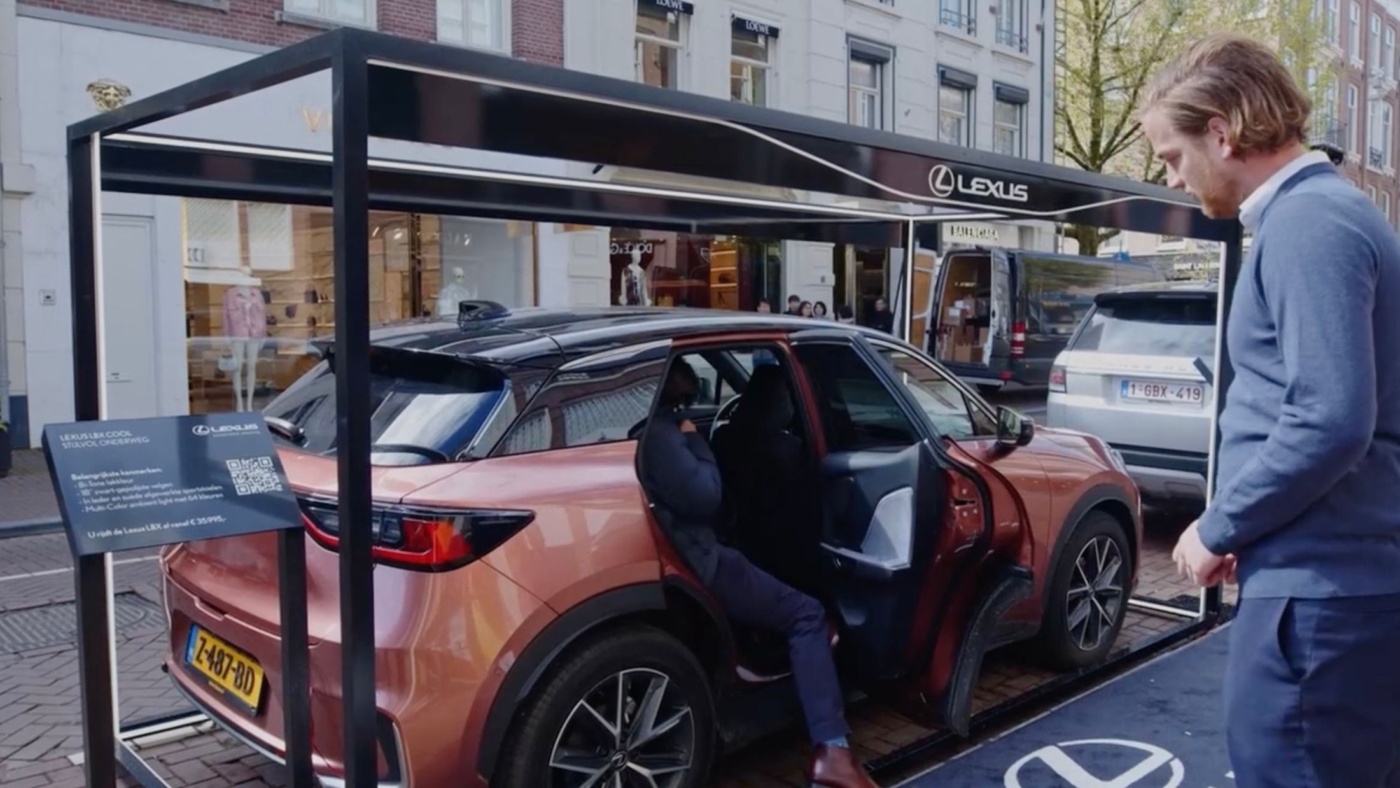 Lexus’un Alışılmadık Pazarlama Başarısı: Park Yeri Sergisi