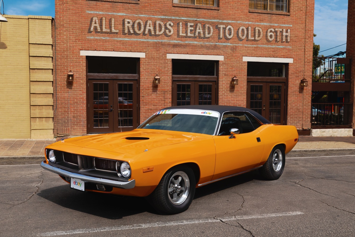 McLaren ve eBay’in İş Birliği: Modernize Edilmiş 1973 Plymouth Barracuda